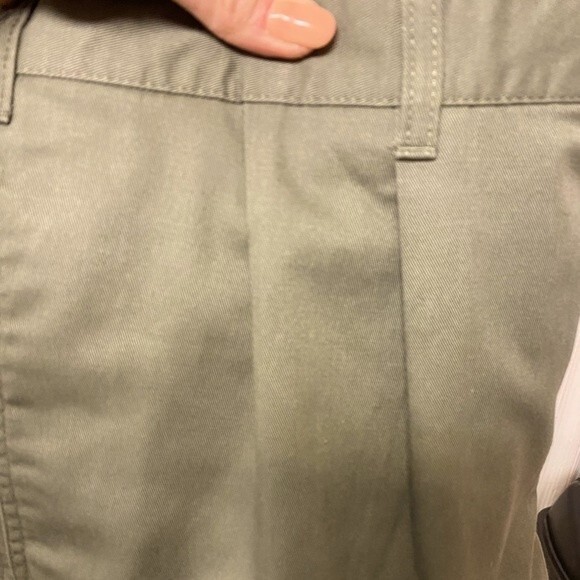 Dockers Men’s No Wrinkle Pleated Khakis - Picture 5 of 6